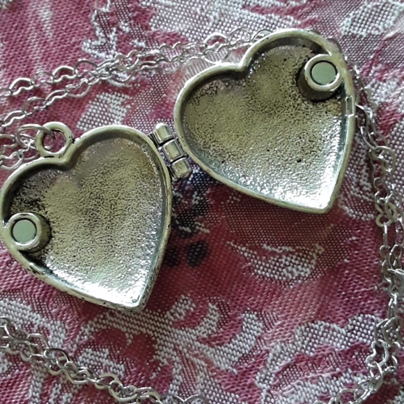 EE Cummings Silvertone Heart Locket Necklace … - Picture 3 of 9
